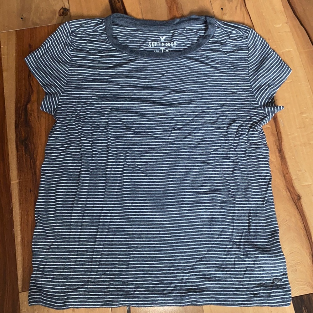 NWOT - AMERICAN EAGLE OUTFITTERS SOFT AND SEXY TEE - SIZE XS